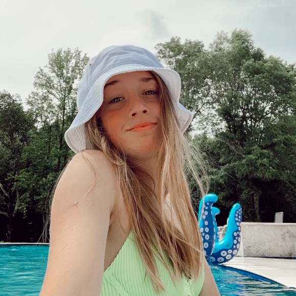 Meet your Posher, Cadie - Picture 2 of 2